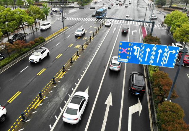 直行加右转的车道为什么直行车停在上面总是被按喇叭