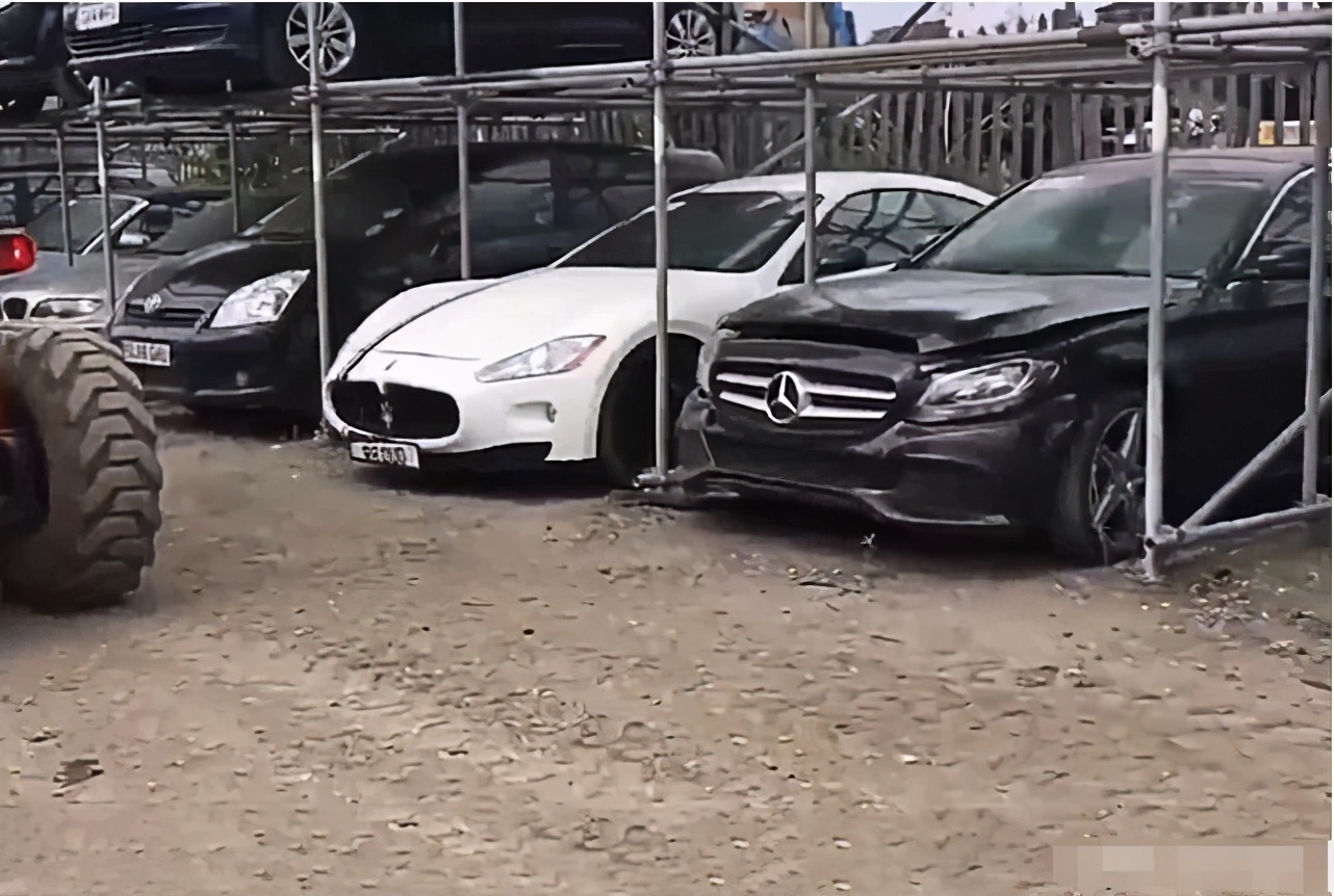 偶遇迪拜豪车坟场劳斯莱斯卖2万保时捷才8000