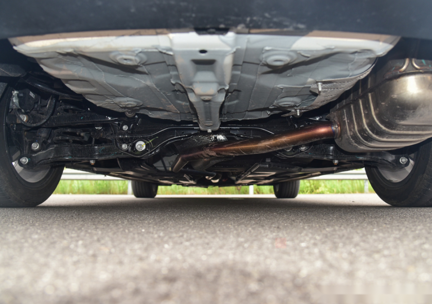 底盘悬架方面,2021款车型采用的是前麦弗逊式悬架和后多连杆式独立