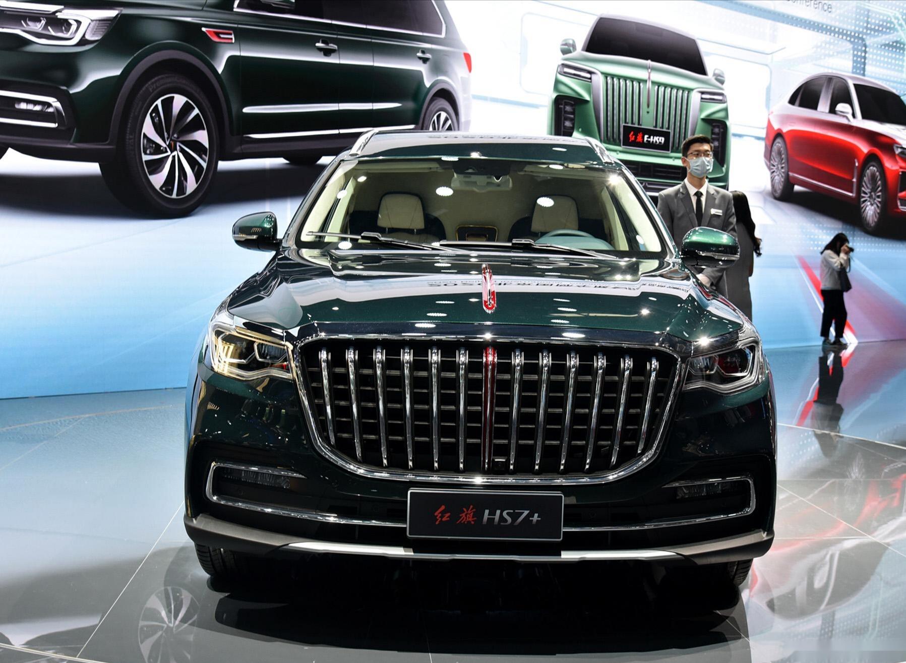 首先从外观来看,这台全新的红旗hs7,采用了红旗汽车经典的家族化造型