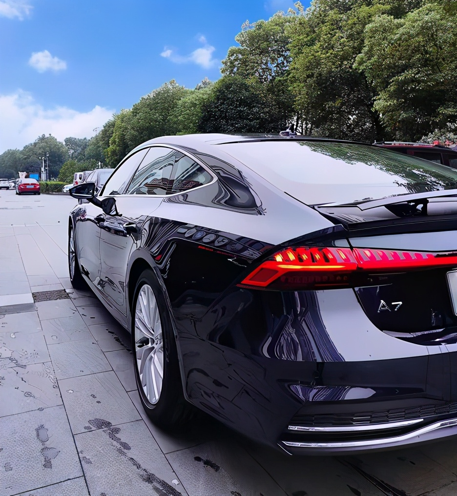 实拍奥迪a7无框门升降尾翼太帅价格优惠动力能接受吗
