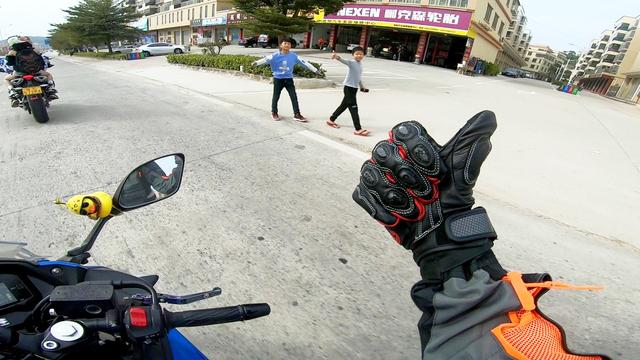 小夥駕駛機車出遊,遇到孩子打騎士手勢,男人的快樂就是這麼簡單