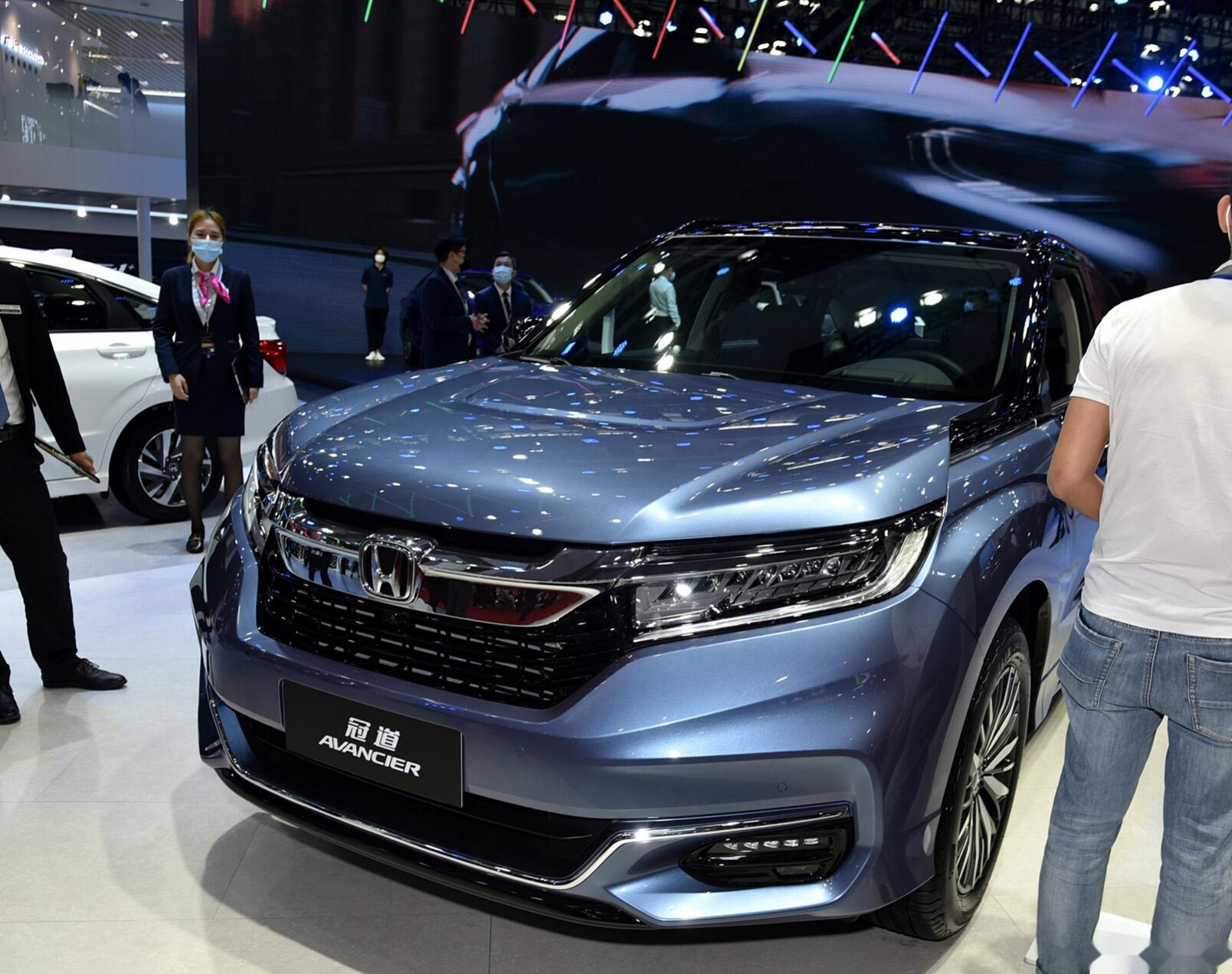 首先从外观来看,这台全新的本田冠道采用了十分运动化的外观风格设计