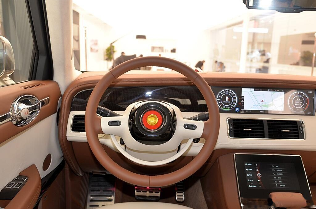 实拍豪华版红旗l5双色车身长轴距气场不输迈巴赫奔驰s级