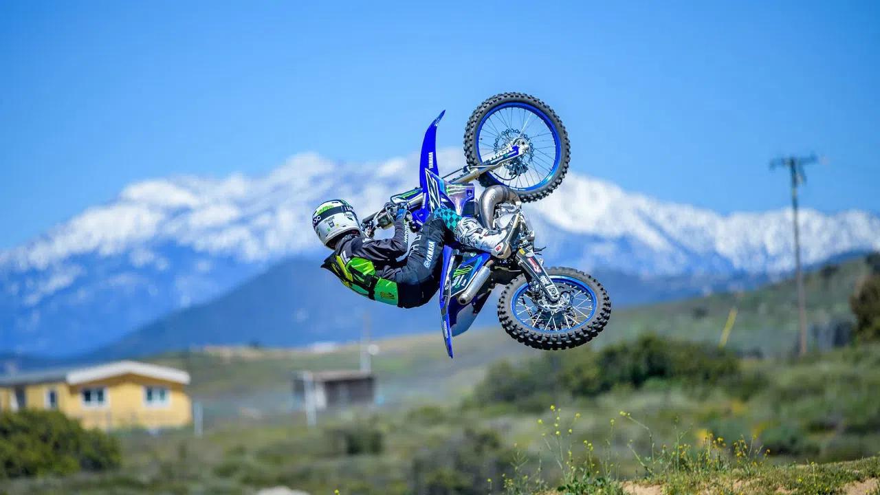 越野摩托车腾空特技表演,真为你们捏一把汗