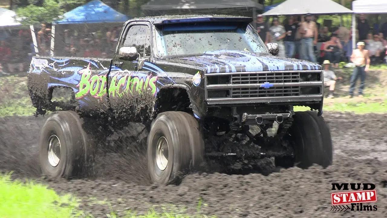 改装大脚车泥潭中疯狂飙车,这种越野玩法看着真过瘾!