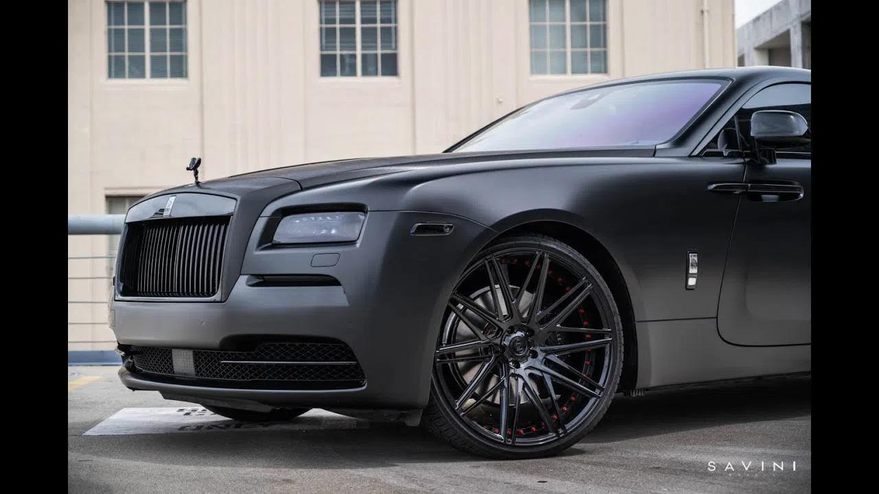 劳斯莱斯魅影改装版实拍,纯黑车型更显神秘和冲击