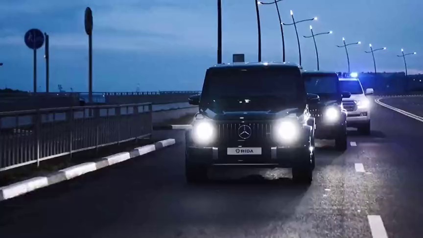 夜晚奔跑在路上的奔驰大g看着是真酷