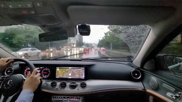 mercedes-benz 雨天駕駛 - 副駕視角_易車視頻