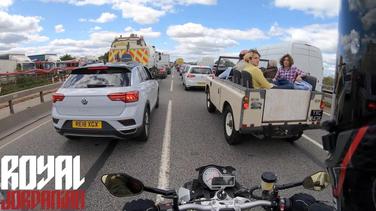 当开始大堵车的时刻,你就会觉得有一辆摩托车会有多幸福