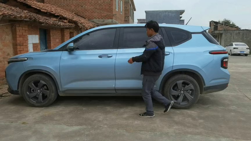 美女第一次开车在农村窄路上掉头,几次差点撞到山体,真为她着急