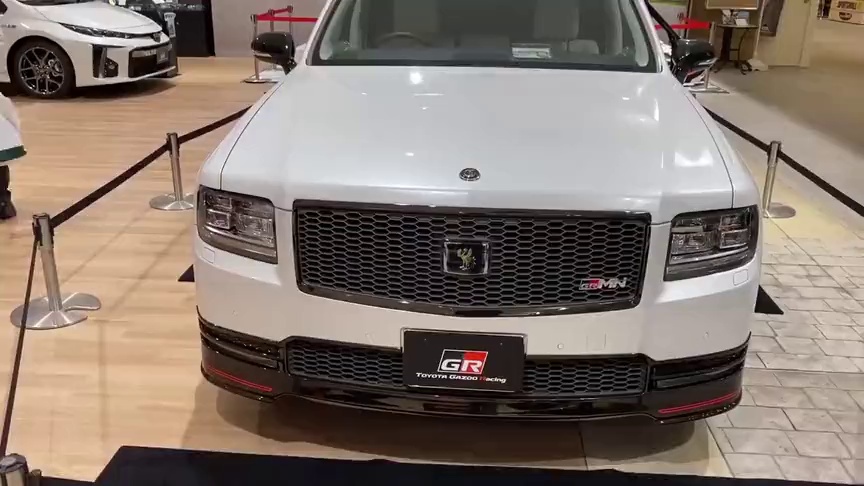 2021款丰田世纪实车展示,凤凰车标皇家座椅,霸气不输劳斯莱斯