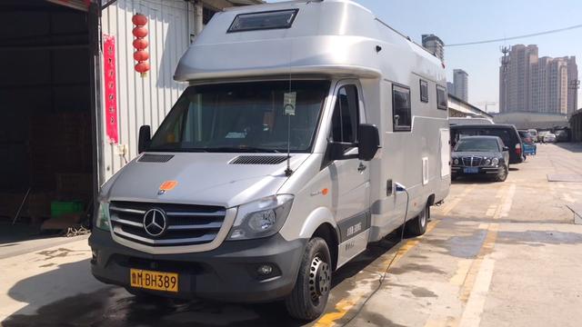 带大家看看奔驰c型小额头7.2米黄牌自改大房车相当的哇塞配置到顶