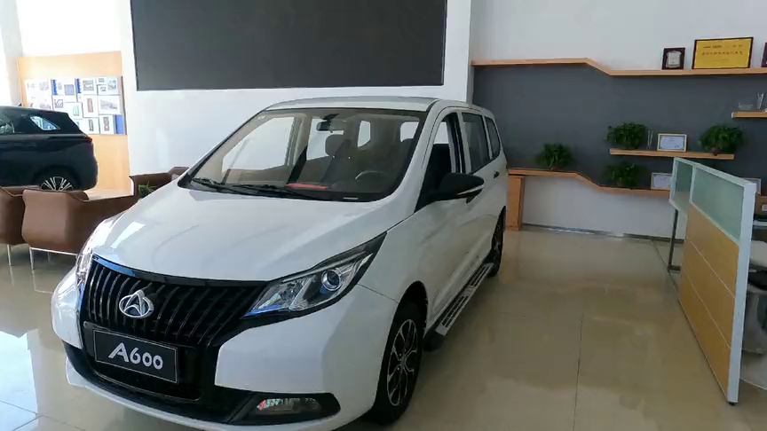 长安欧尚小型mpv商务车,价格便宜配置一般,做床车自驾游可以