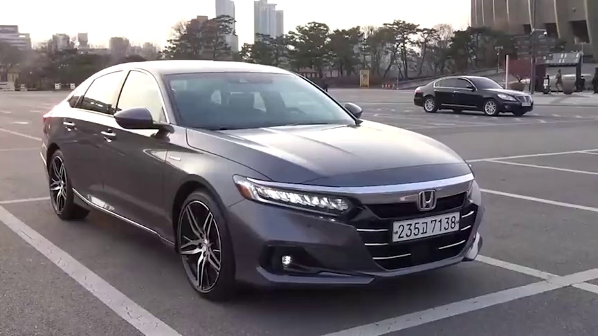 高清实拍2021款本田雅阁混动版按下钥匙后开上路才知道有多帅