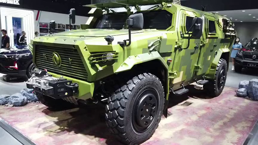 有钱也买不到的"钢铁怪兽",东风猛士装甲越野车实拍.外表真霸气!