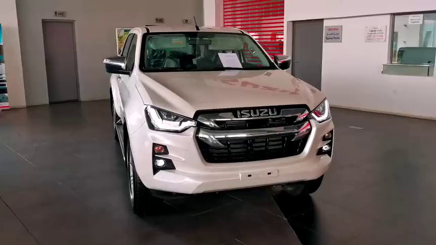 新车到店,实拍2021款五十铃d-max,拿到钥匙打开后尾箱,太帅了