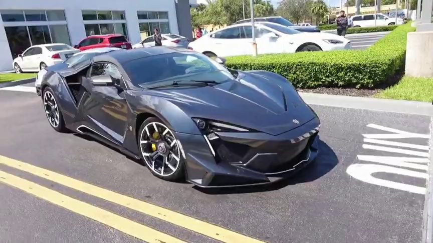 国外街拍几款莱肯fenyr超酷跑车