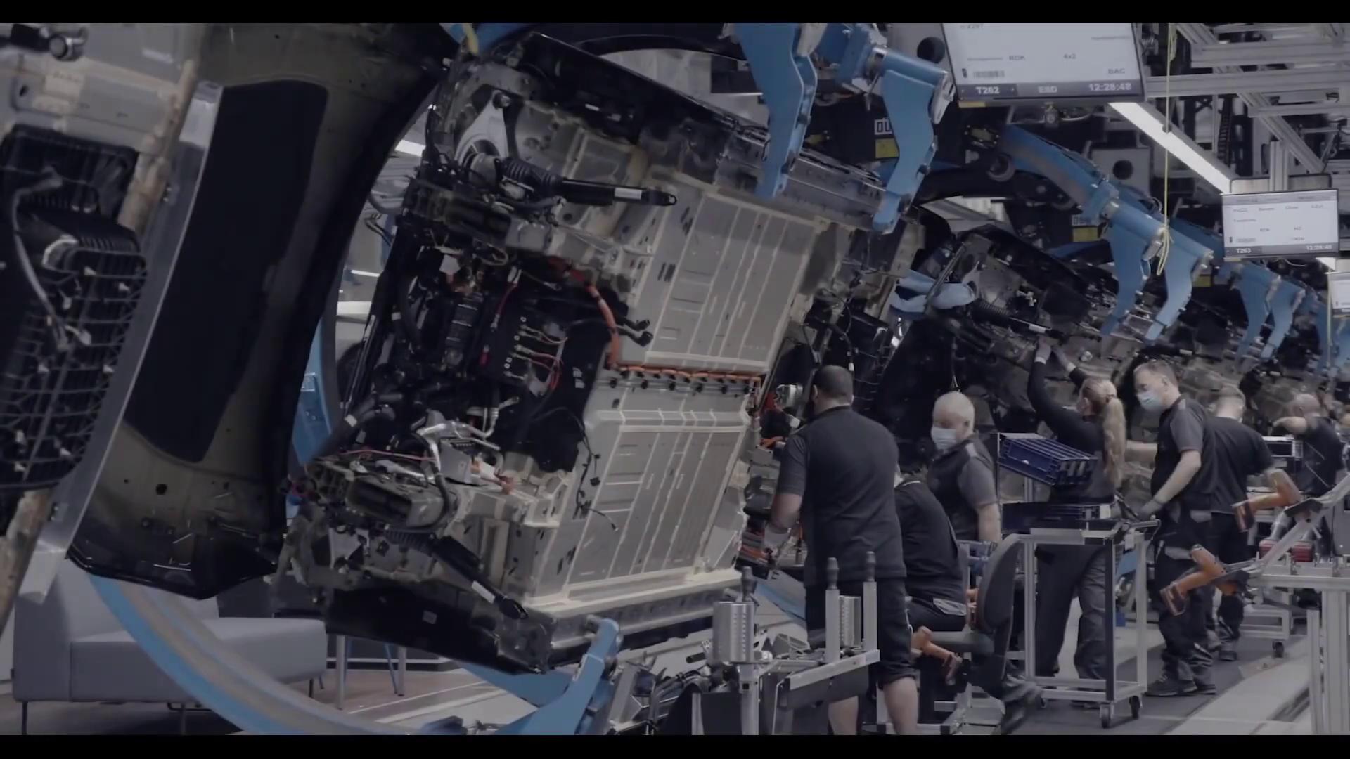 在第56号工厂生产线展示梅赛德斯奔驰EQS的生产细节