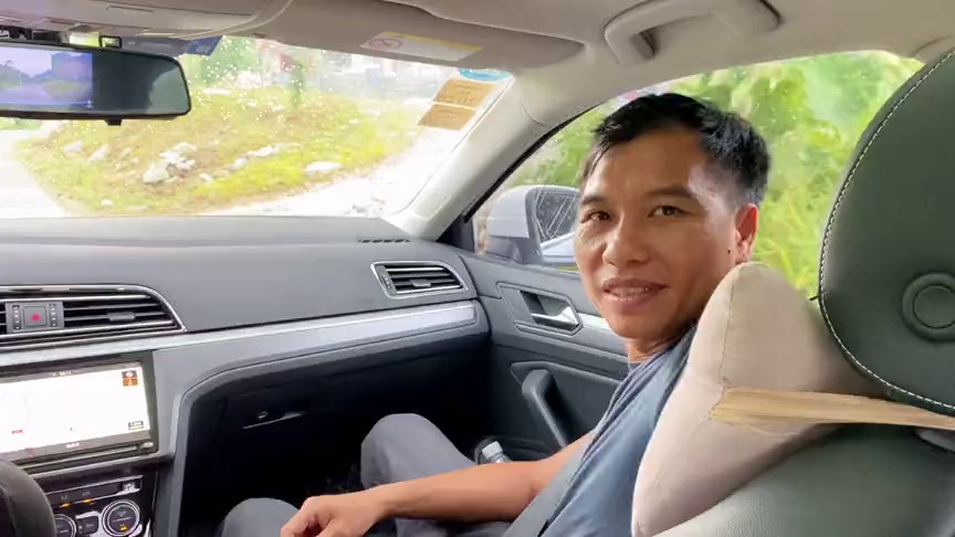 广西小伙开车进农村,先憋住不要笑啊,这是到底哪个师傅教的啊