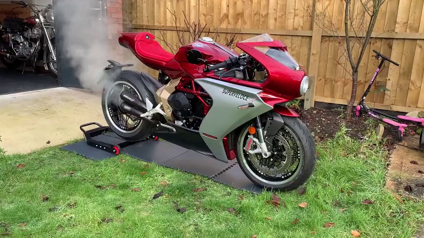 奥古斯塔superveloce 800 外观物和声浪欣赏