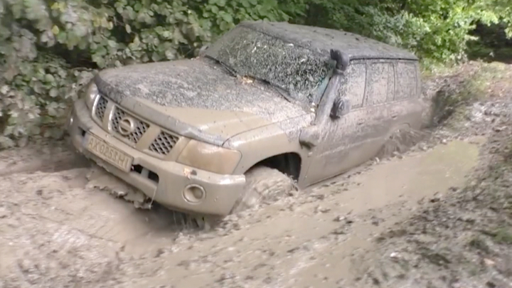 车辆泥地脱困测试.