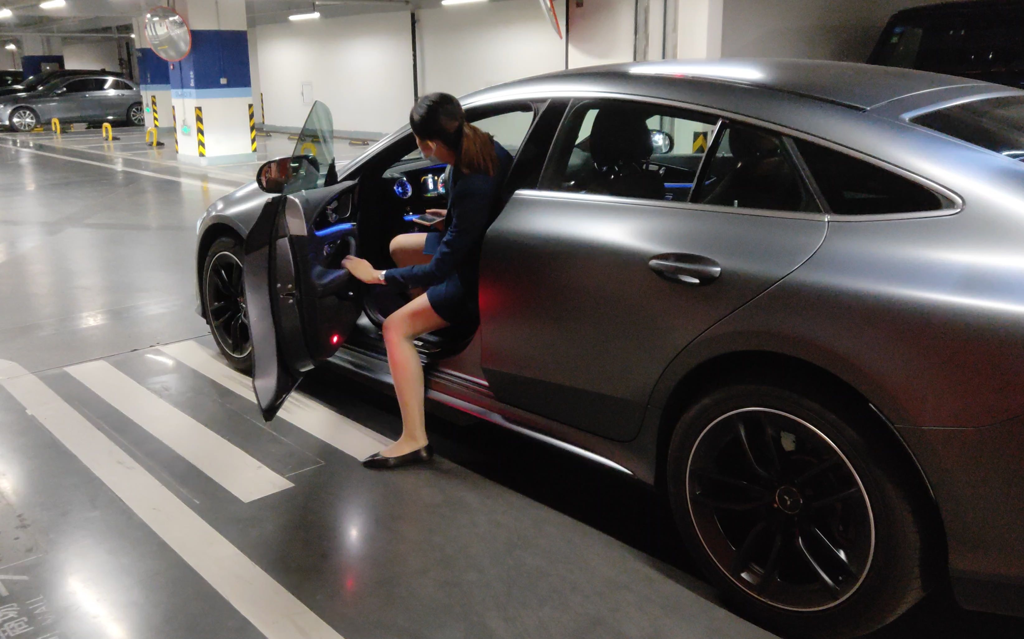 奔驰amg试驾是个大长腿小姐姐(mercedes me体验amg gt)