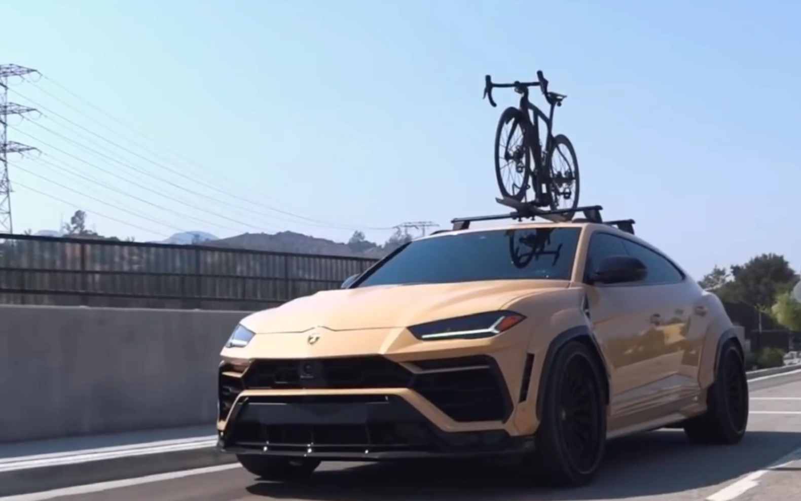 兰博基尼urus车顶的单车贵吗?这颜色多吗?