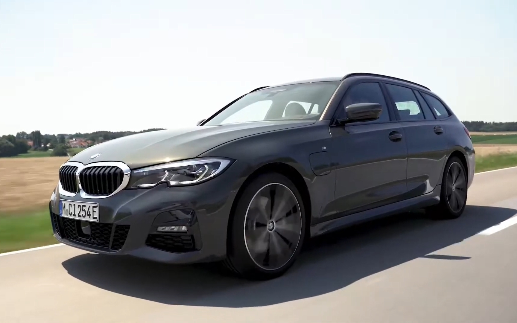 2021 宝马330e 旅行版插混- 内外饰及官方驾驶视频