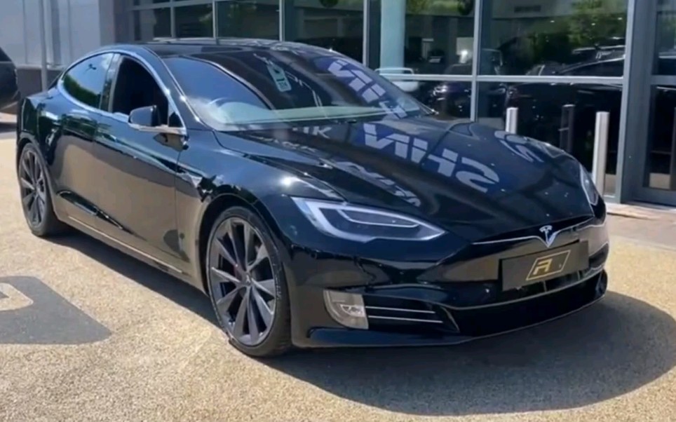 特斯拉前脸还是很好看的!