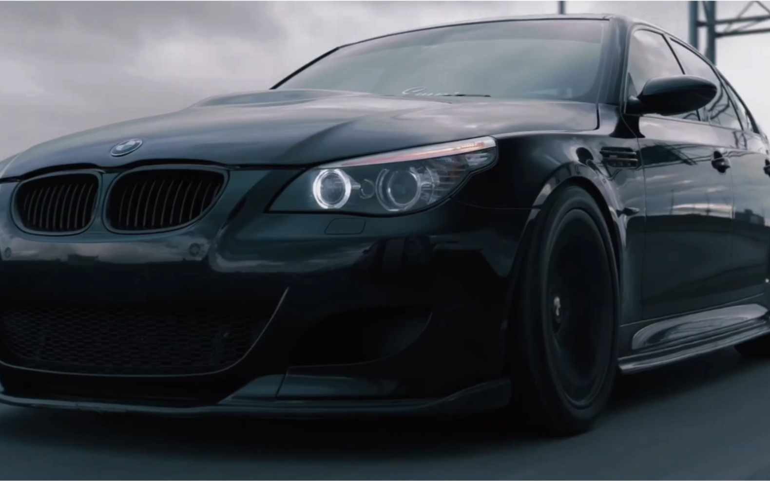 黑武士m5!车顶的圣诞树是认真的吗?