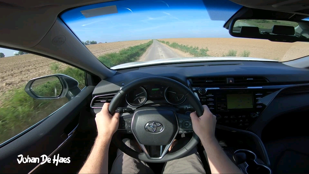 第一人称试驾2.5混动凯美瑞