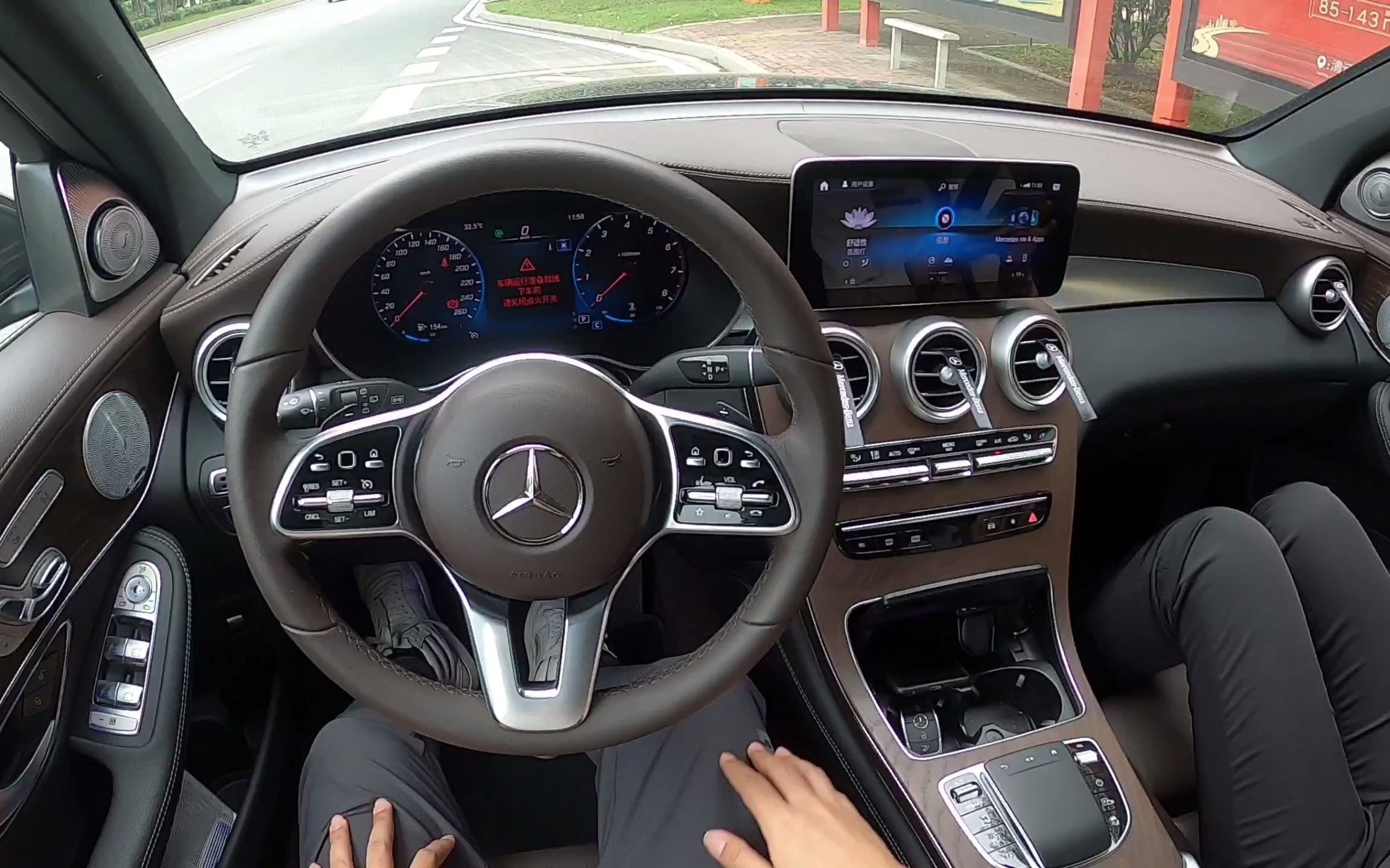 【第一视角】2021款奔驰glc 260l :还是奔驰销售小姐姐服务好!