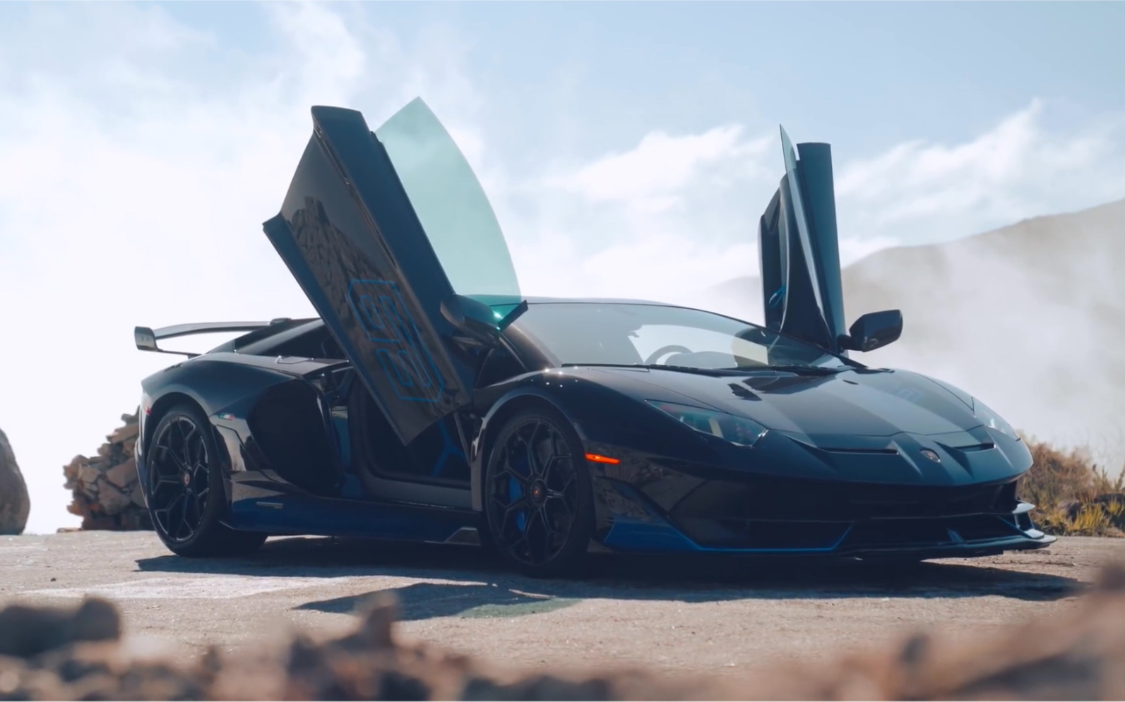 【4k】意大利野牛出没 兰博基尼aventador svj山林狂奔