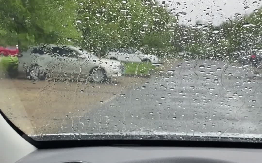 雨天开车很危险,学会这些技巧,关键时刻能保命.
