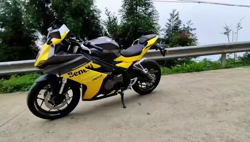 贝纳利21款飓风302