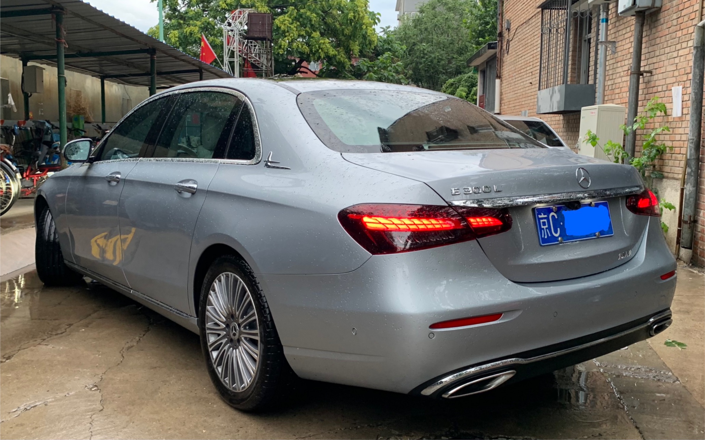 全新奔驰e300l 优雅的圣特罗佩蓝加玛奇朵米