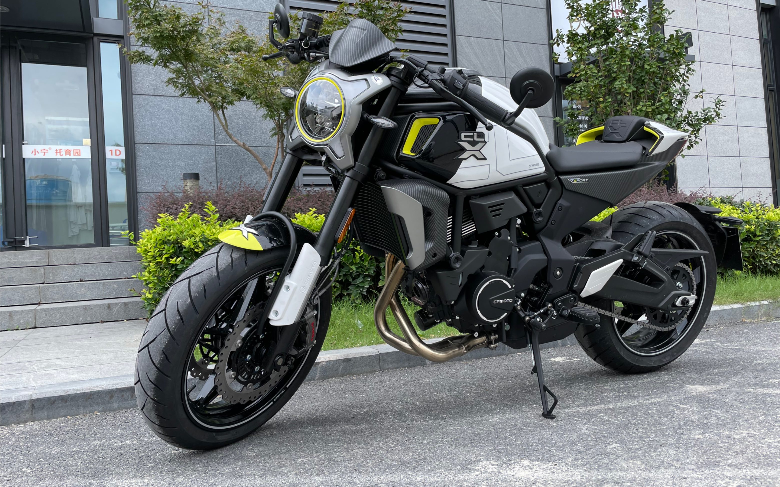 clx700sport第一次加油就被围观,大爷以为是进口车