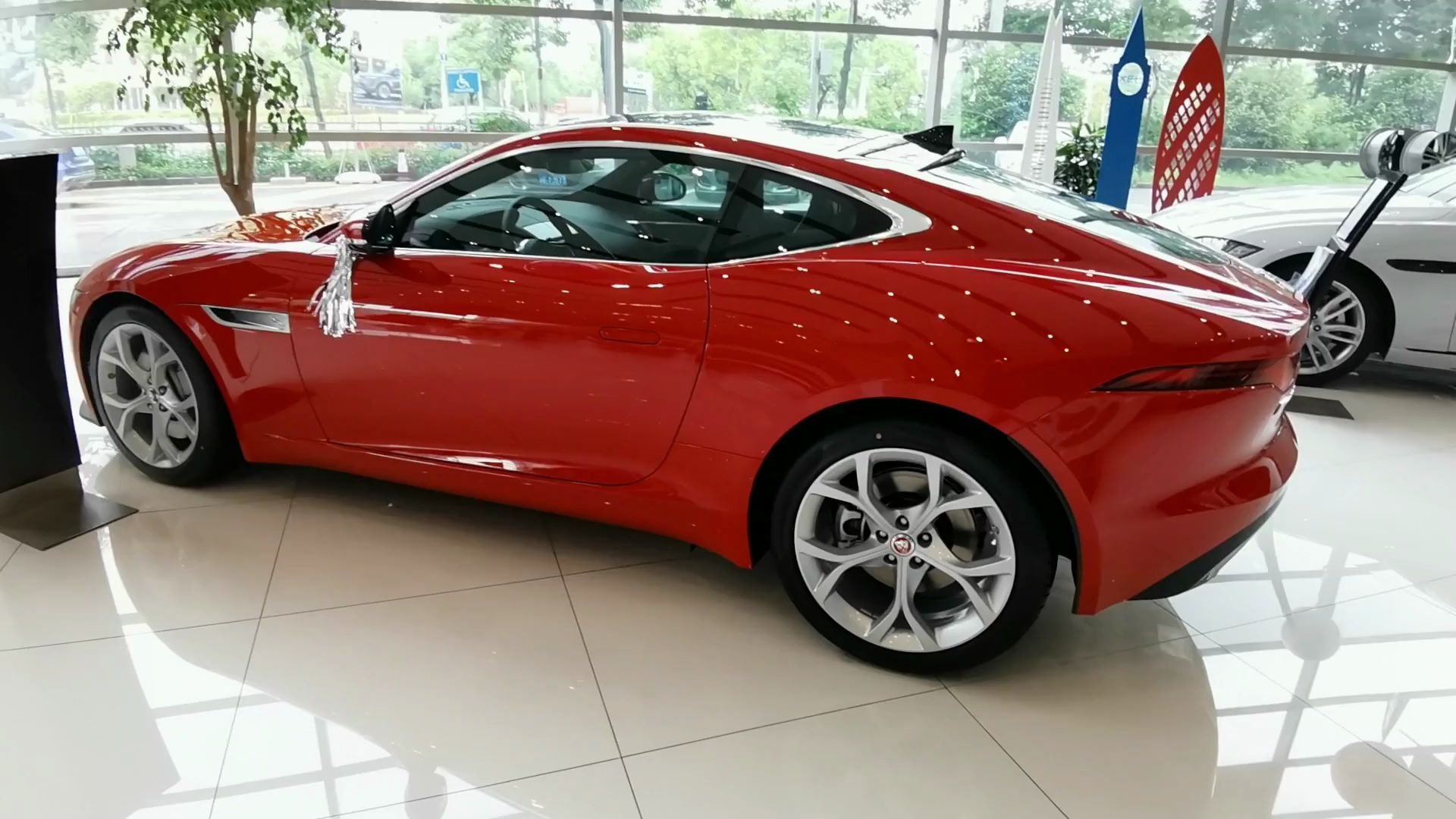 换车如换衣服,150万预定2021款红色捷豹f-type,打算取代白色的老款