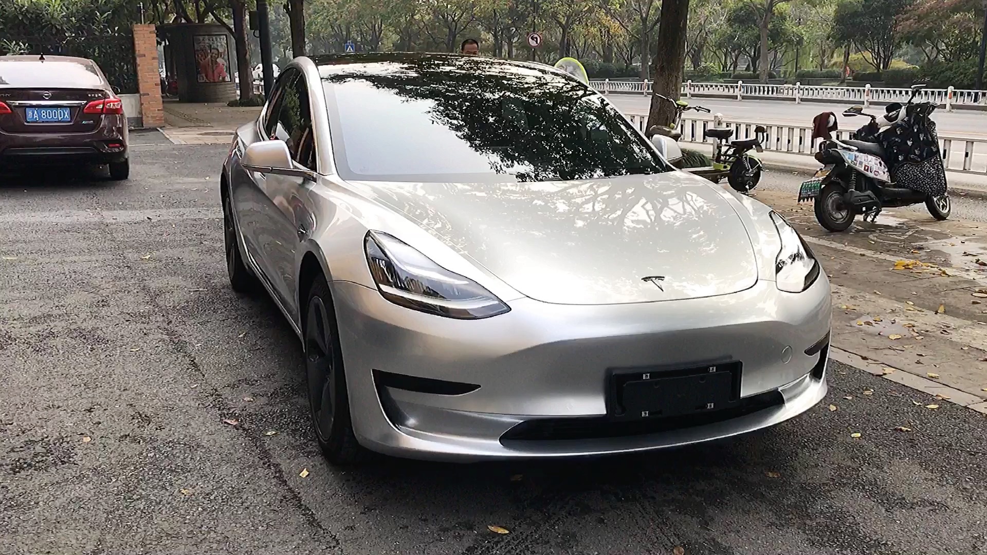 杭州特斯拉model3漆面超亮金属银改色效果,非常有质感的车漆颜色
