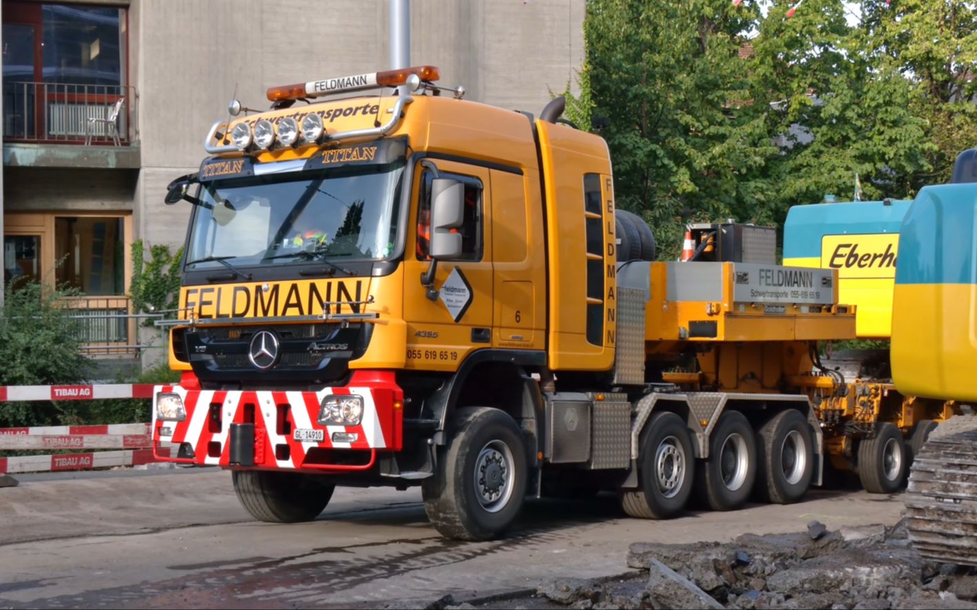 奔驰v8卡车运输cat 395f挖掘机